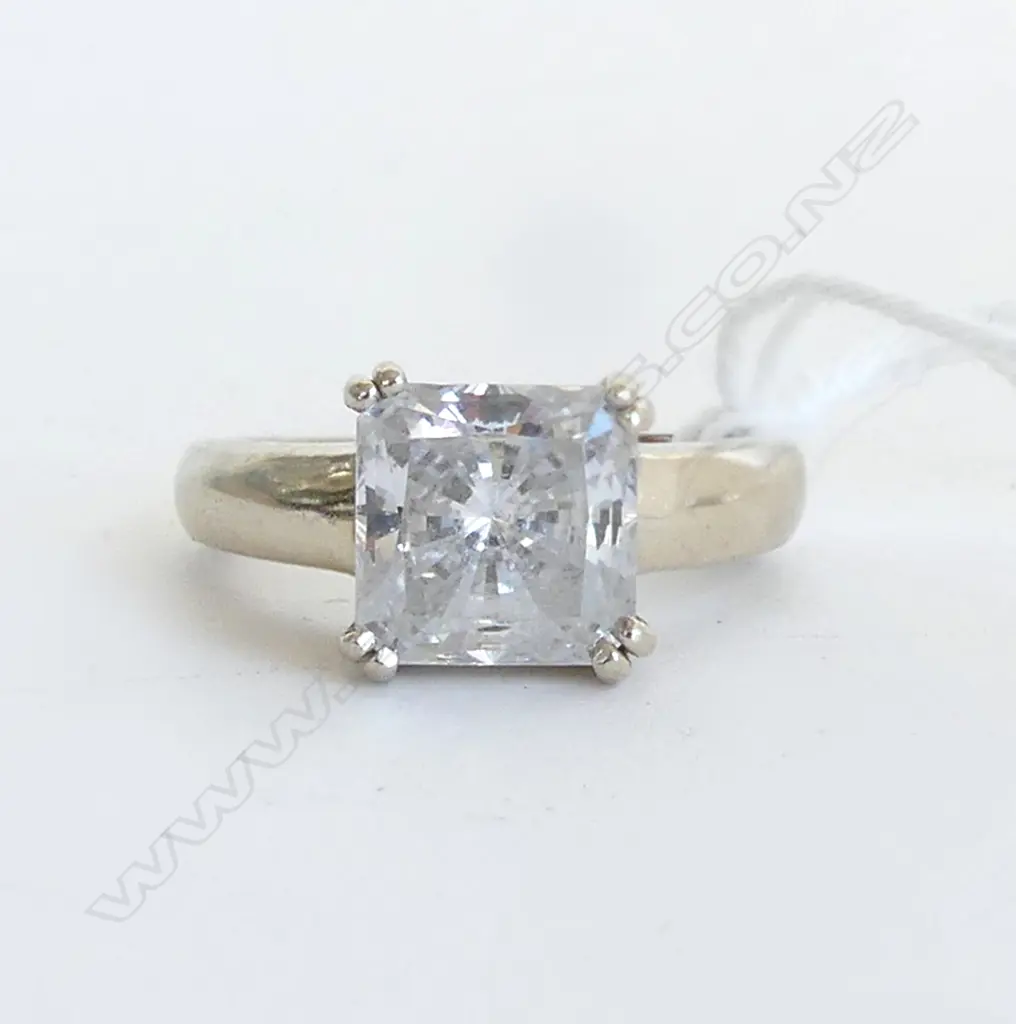 14ct WHITE GOLD & CUBIC ZIRCONA RING, 6gms  SIZE O Image 1++
