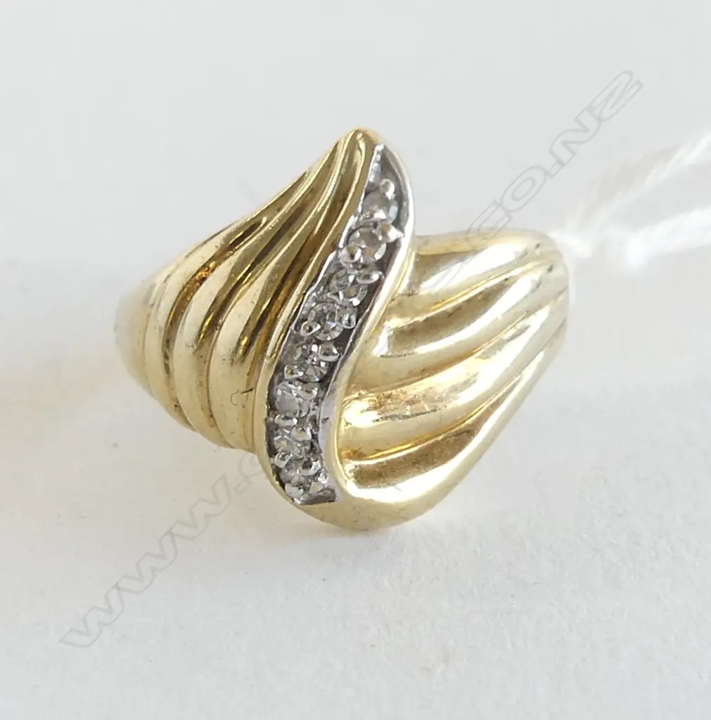 9ct YELLOW GOLD & 8 DIAMOND DESINGER RING 5gms  SIZE O Image 1++