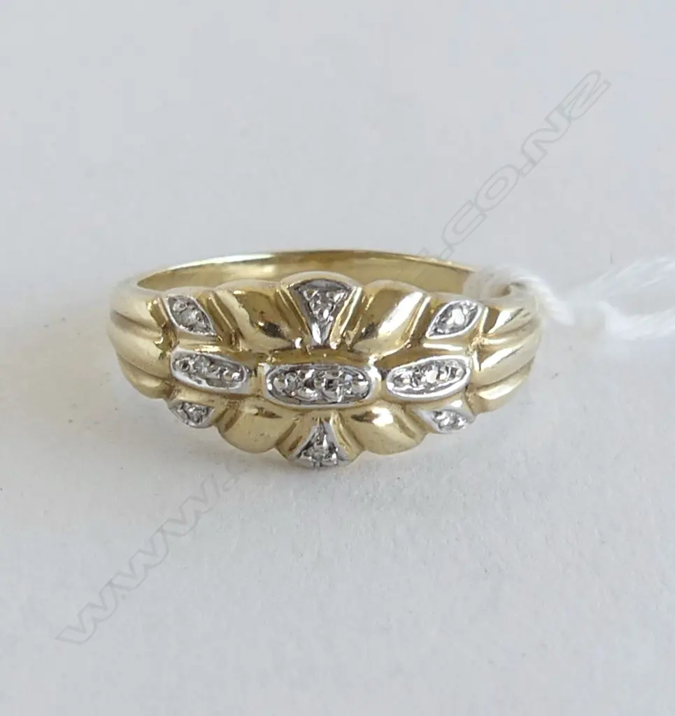 9ct YELLOW GOLD & DIAMOND 3.7gms  SIZE R Image 1++