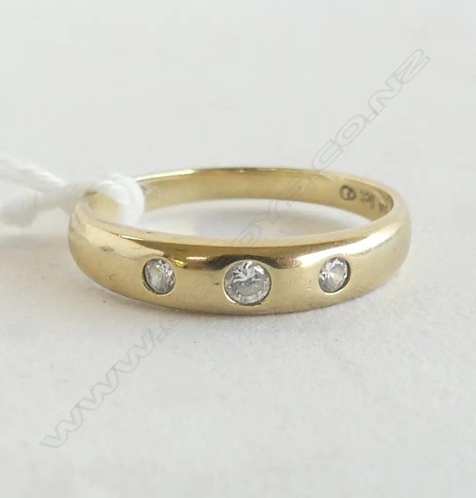 9CT 3 CZ STONES SET INTO BAND 2.2gms  SIZE P Image 1++