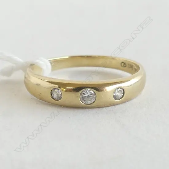 9CT 3 CZ STONES SET INTO BAND 2.2gms  SIZE P