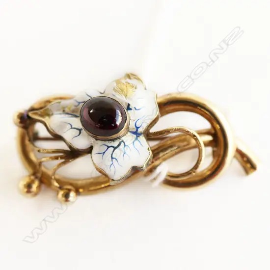 15CT ENAMEL & CABOCHON GARNET BROOCH, 7.9gms