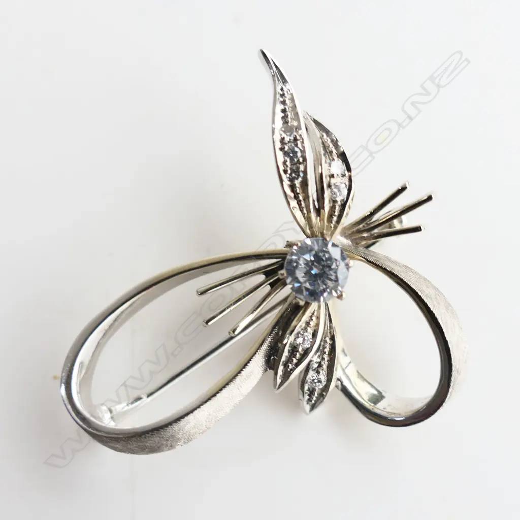 18ct WHITE GOLD & DIAMOND BROOCH 7.7gms (LARGEST STONE NOT DIAMOND) Image 1++