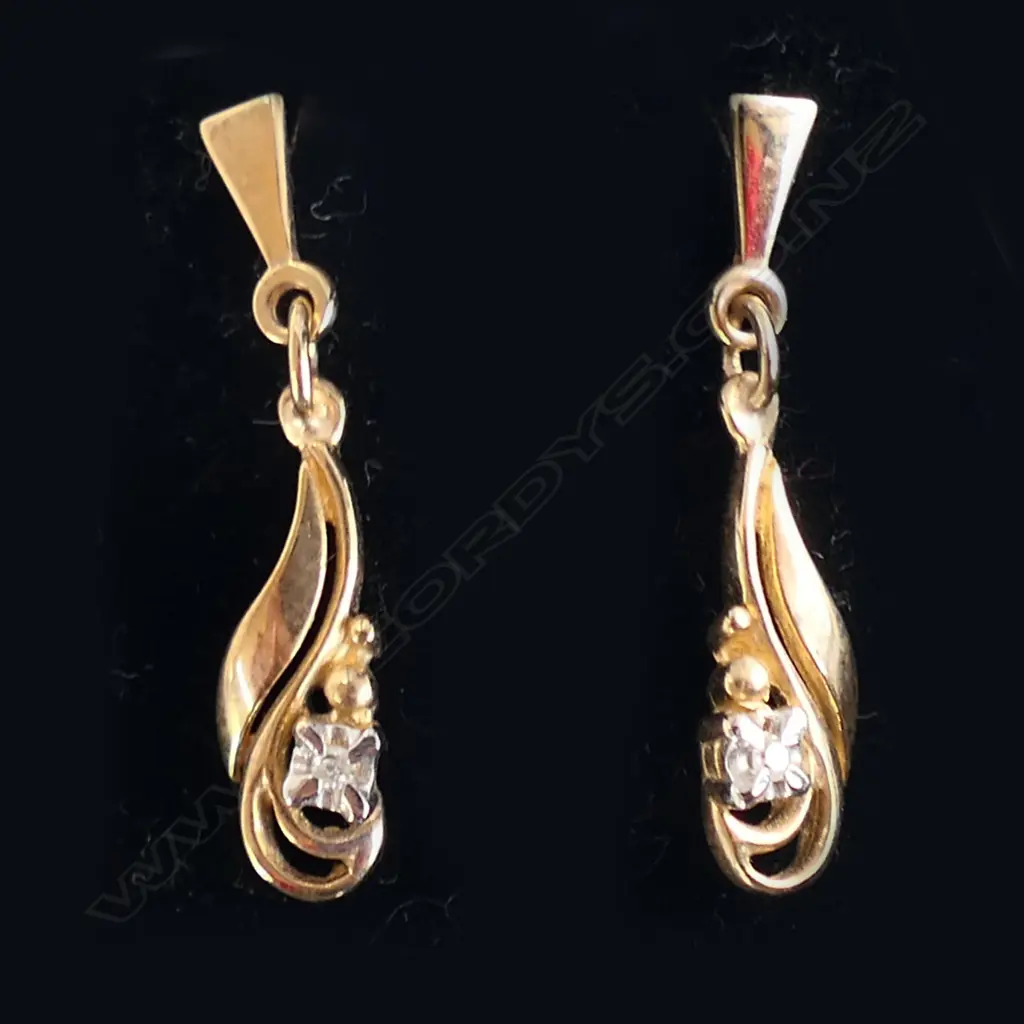 9ct EARRINGS w. TINY DIAMONDS 1.2gms Image 1++