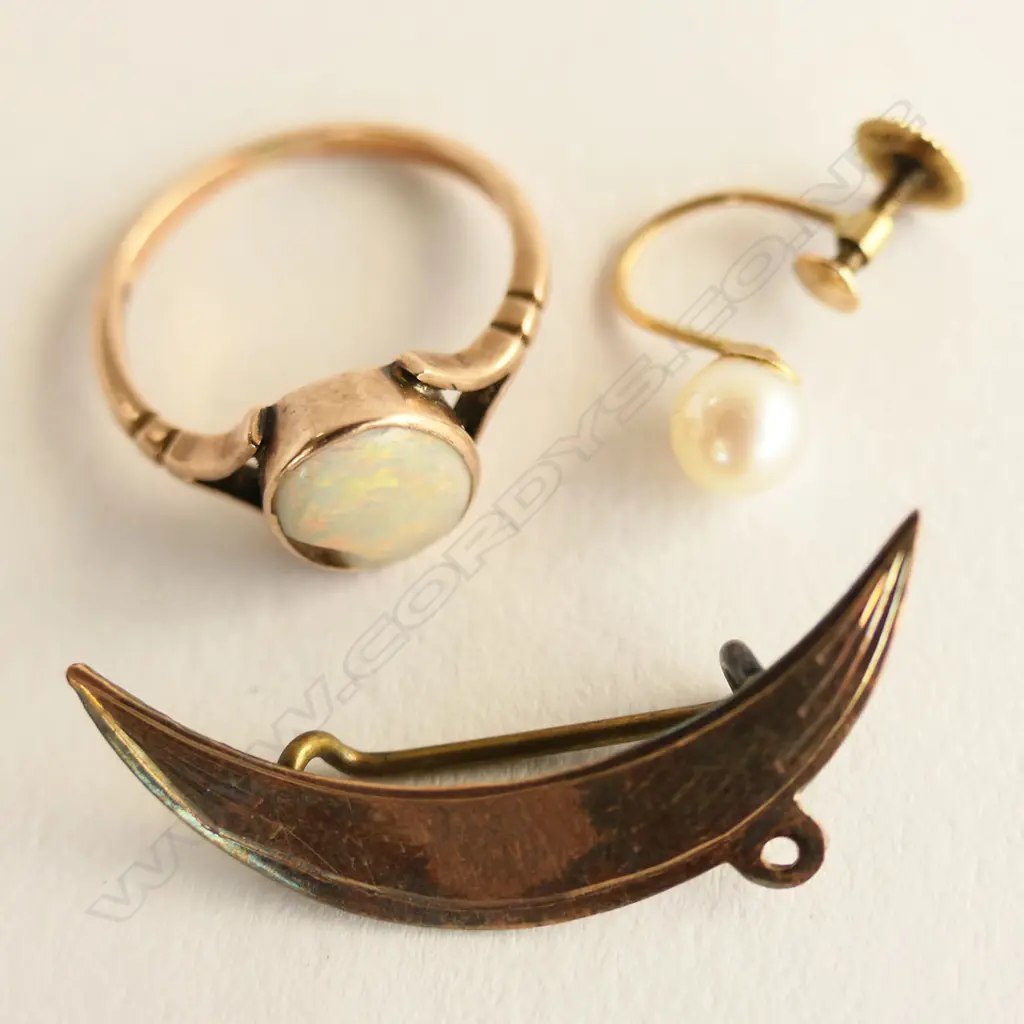 3 PCES 9CT JEWELLERY: OPAL RING AF, BROOCH, PEARL EARRING 3.5gms Image 1++