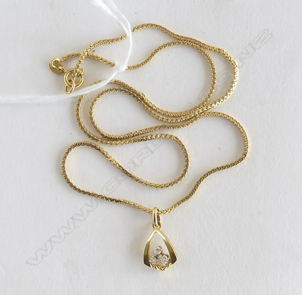 18ct YELLOW GOLD 3 DIAMOND PENDANT NECKLACE L.440mm 8.7gms Image 1++