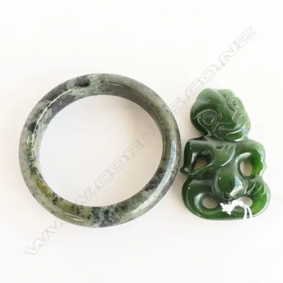 GREENSTONE TIKI PENDANT H.70mm + JADE BANGLE