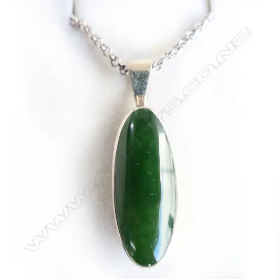 SILVER & JADE PENDANT w. SILVER CHAIN new old stock