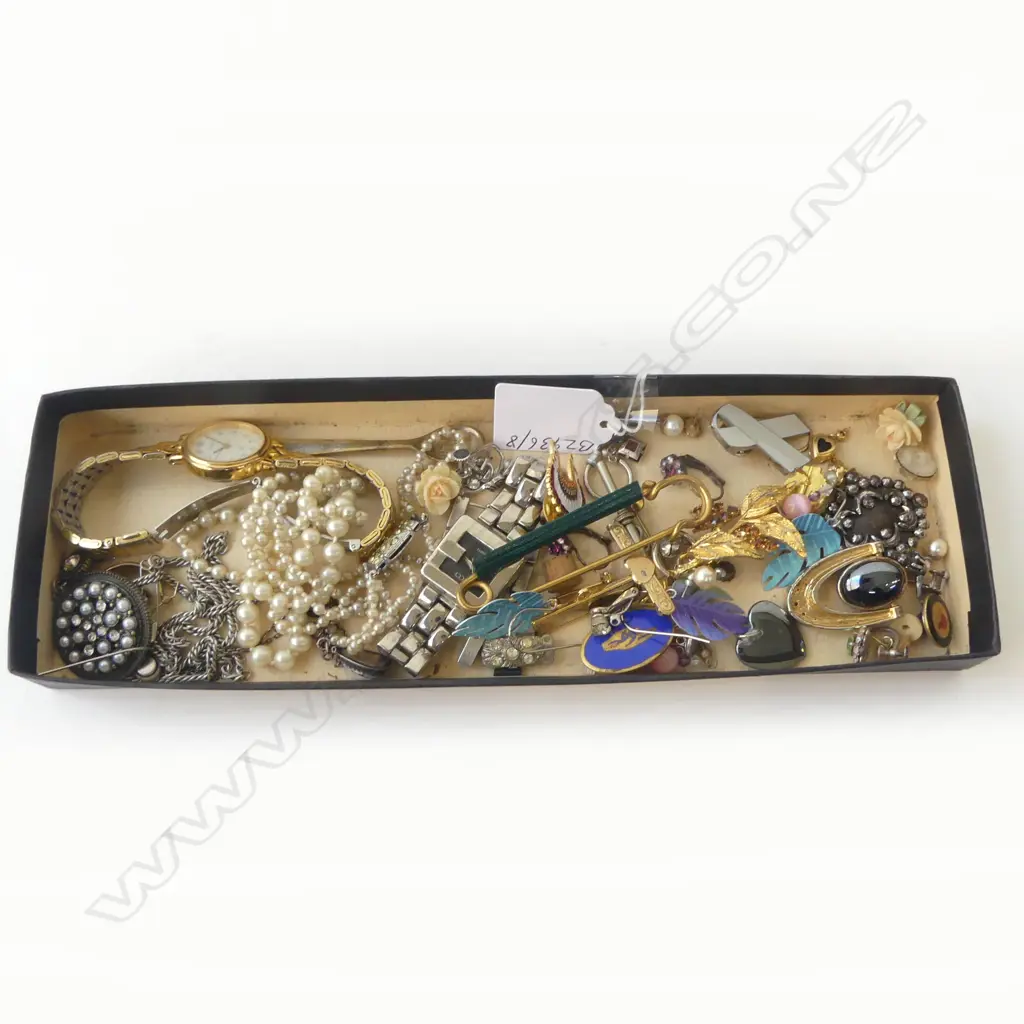 COSTUME JEWELLERY INCL. TWO WATCHES, FAUX PEARLS, HEART BROOCH ETC Image 1++