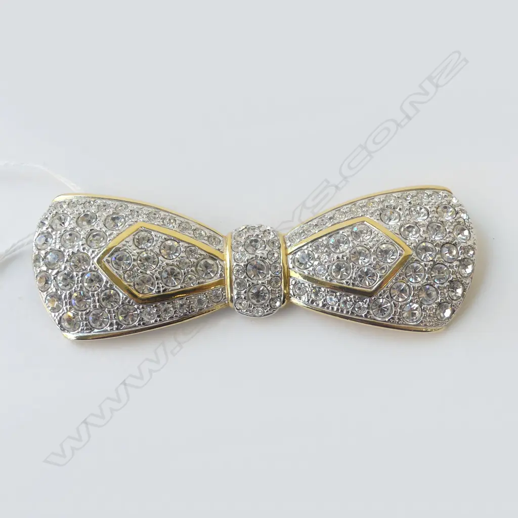 COSTUME DIAMANTE BOW BROOCH W.95mm Image 1++