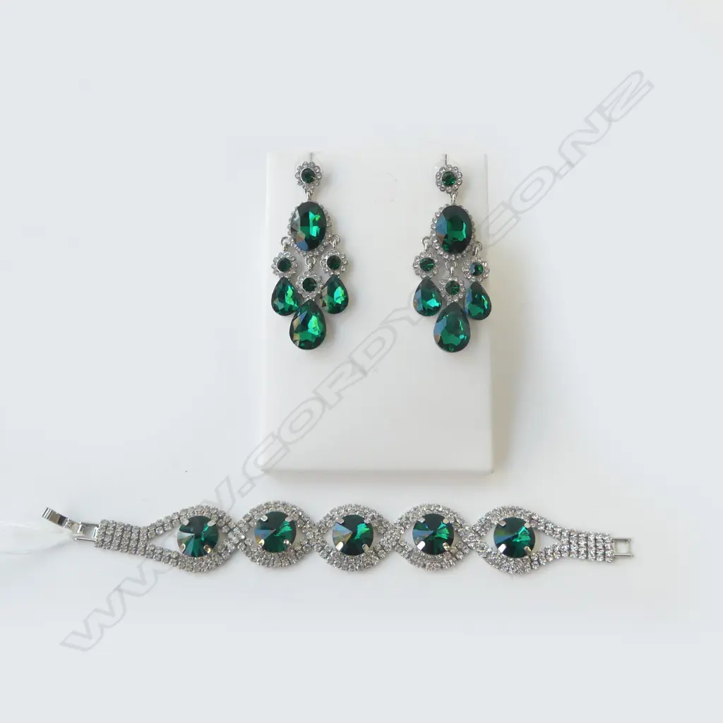 FAUX EMERALD & DIAMOND EARINGS (DROP 70MM) WITH MATCHING BRACELET (200 MM L) Image 1++
