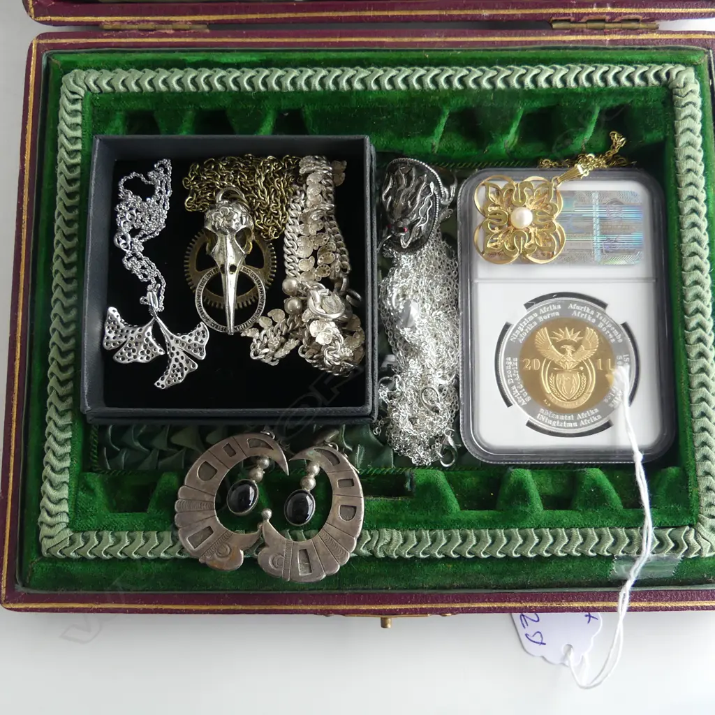 ASST JEWELLERY COIN ETC IN LEATHER BOX Image 1++