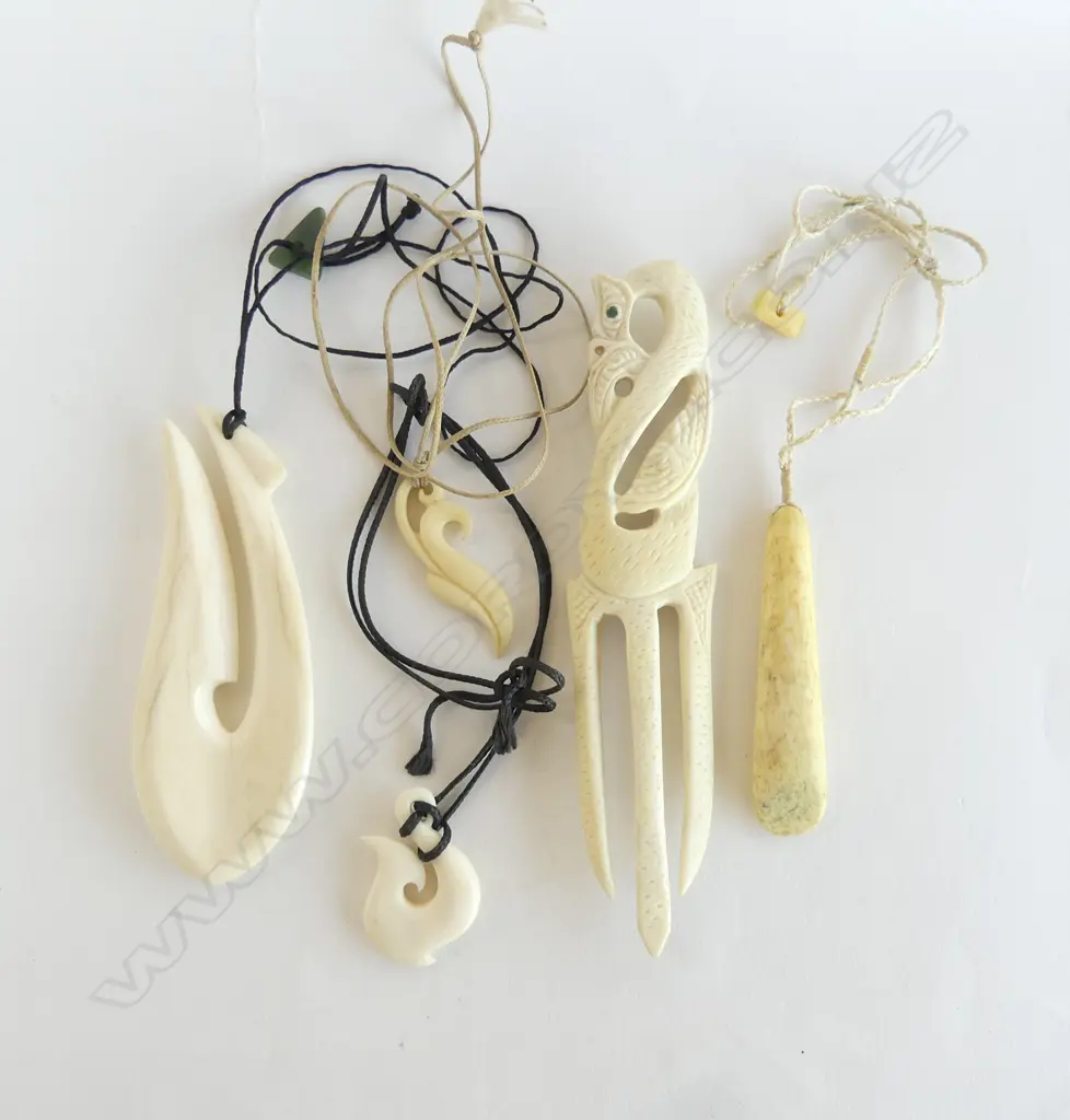 5 MAORI BONE CARVED PENDANTS: 2 hei matau + heru + 2 others Image 1++