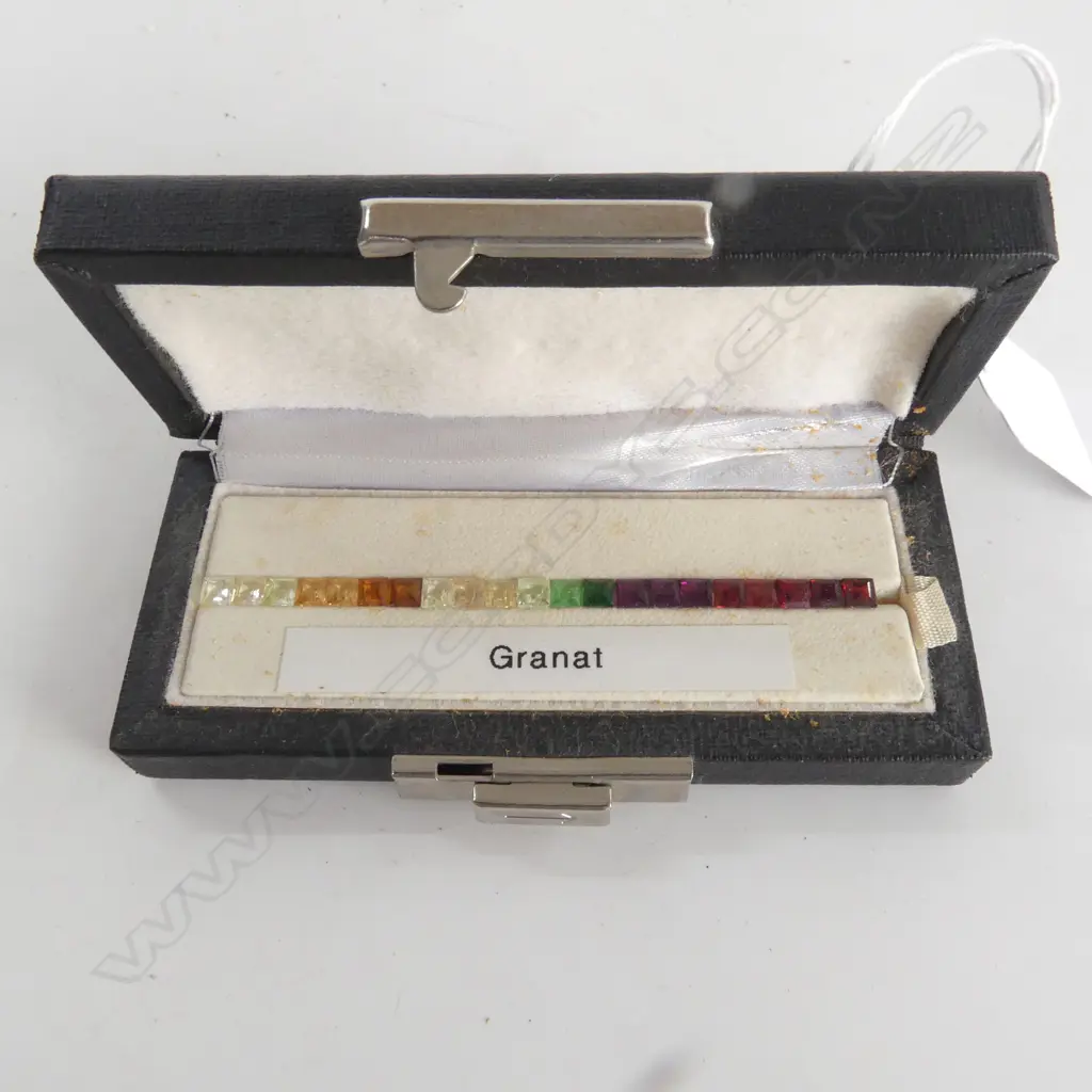 21 SQUARE GARNETS, 8.45CT TGW, COLOUR SAMPLE BOX Image 1++
