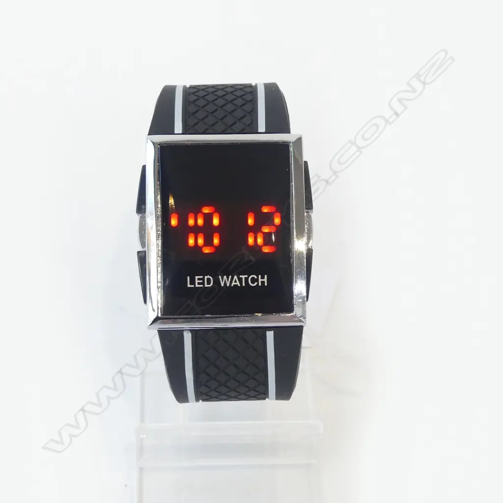 NEW '1970s LOOK' GENTS LED WATCH  Image 1++