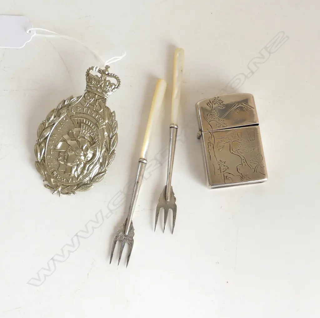 3 PCES; 950 STG JAPANESE LIGHTER CASE H.60mm 28gms, PR STG & MoP FORKS, SAS ARTIST BADGE Image 1++