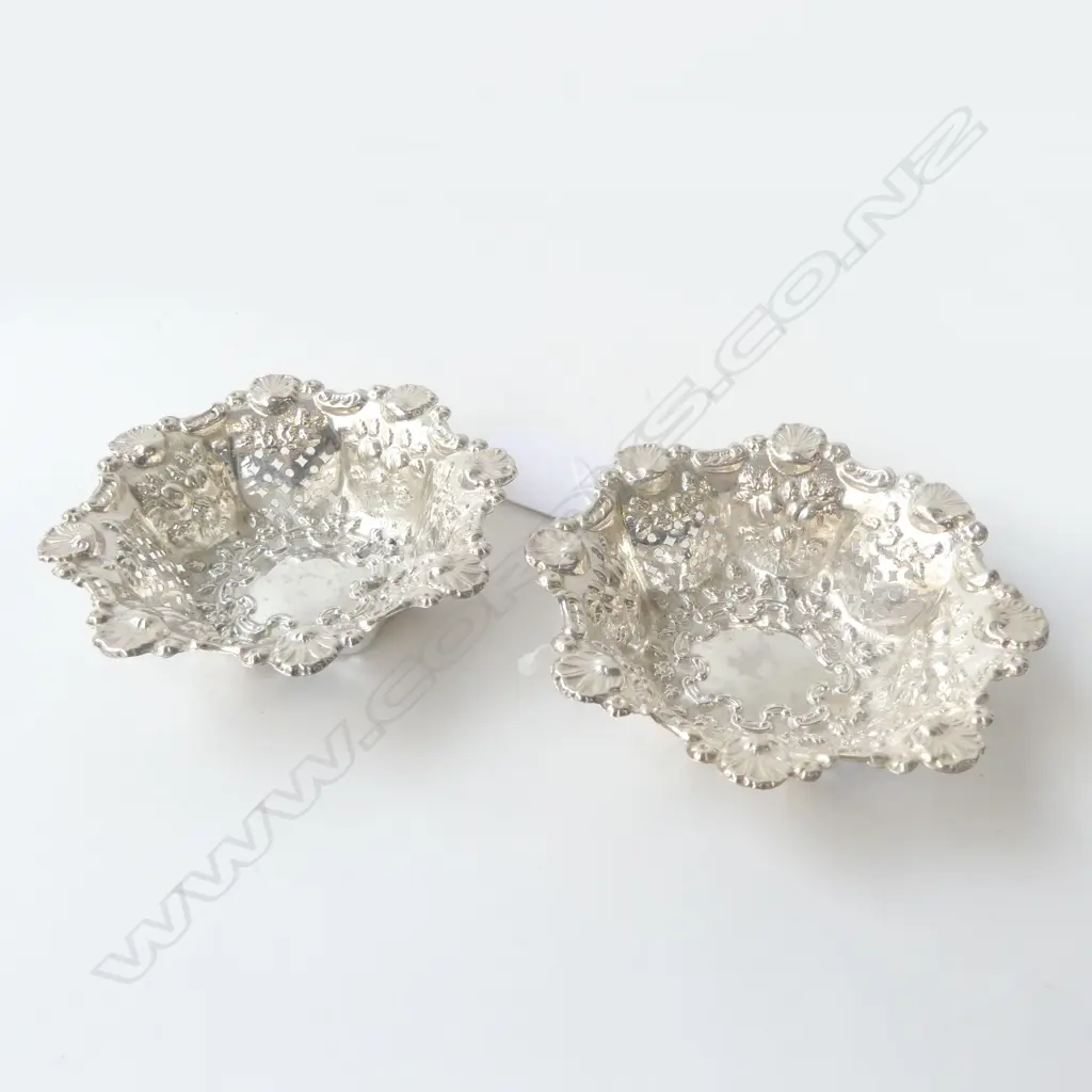 PAIR OF STG SILVER ORNATE BON-BON DISHES BIRMINGHAM 1913, D.89MM Image 1++