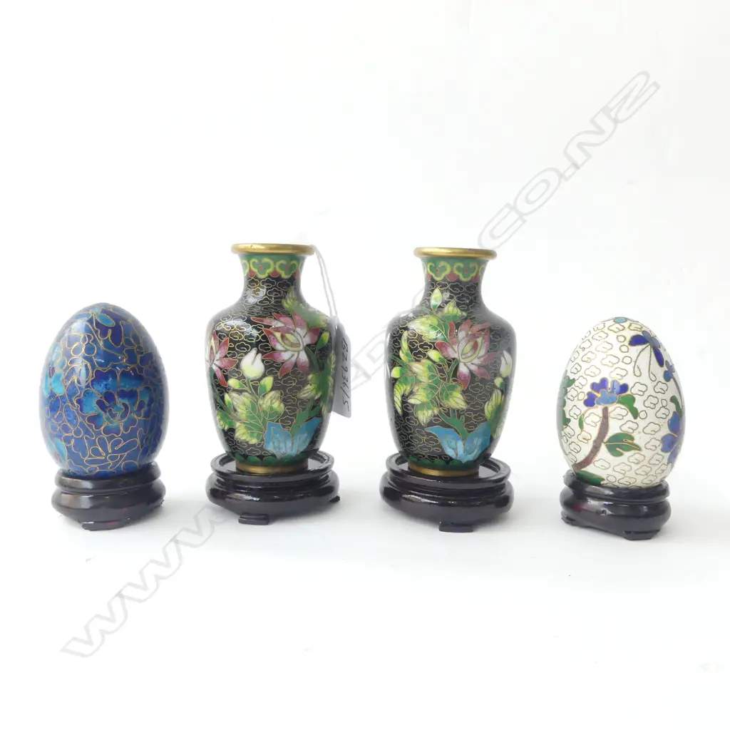 FOUR CLOISONNE ITEMS – PAIR OF VASES ON STANDS & TWO EGGS ON STANDS, H.98MM Image 1++