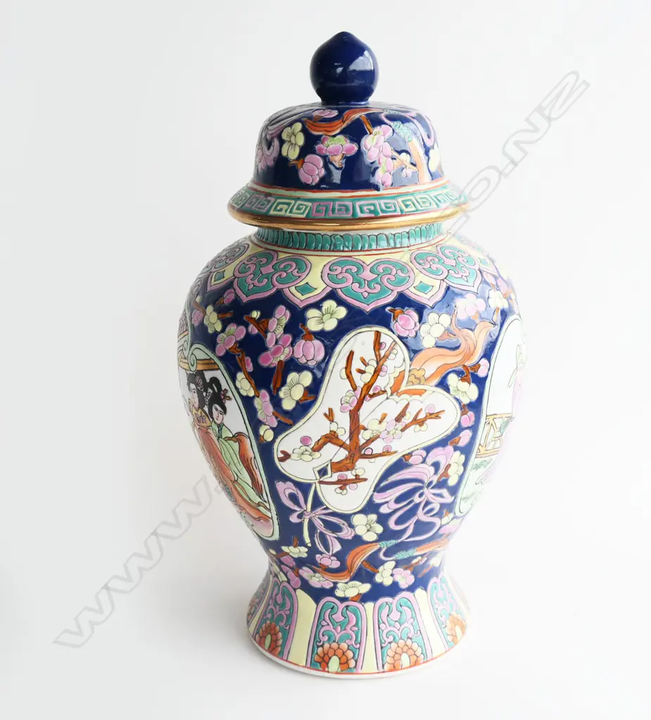 ORIENTAL LIDDED URN H.300mm Image 1++