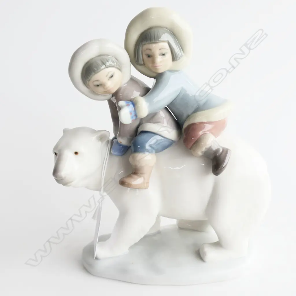 LLADRO FIGURINE INUIT CHILDREN ON POLAR BEAR H.170mm Image 1++