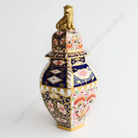 ROYAL CROWN DERBY IMARI LIDDED VASE w LION. H.250mm (sml damage to lid)