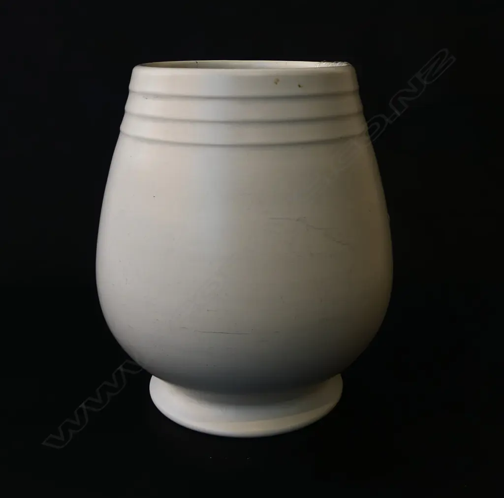 WHITE CROWN LYNN HAND POTTED VASE H.180mm HAIRLINE Image 1++