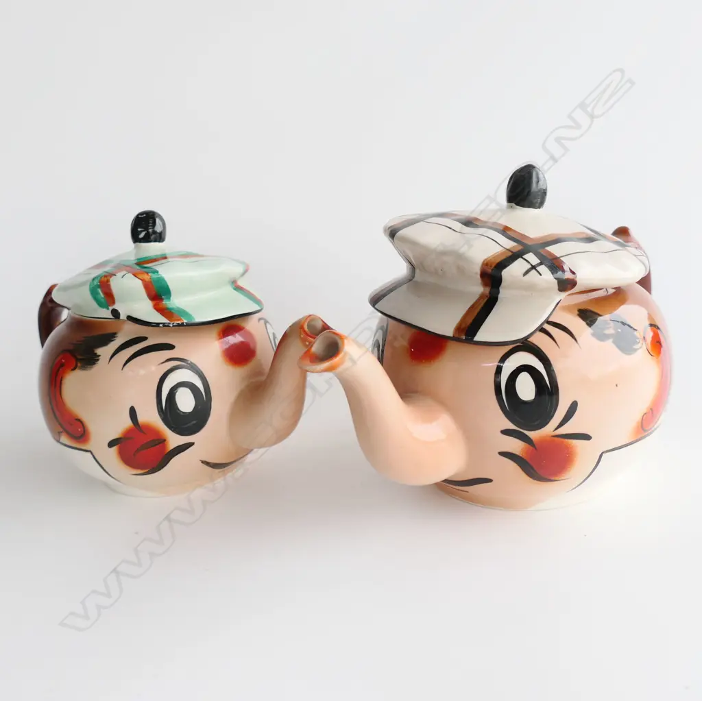 2 ANDY CAPP WADE TEAPOTS H130MM Image 1++
