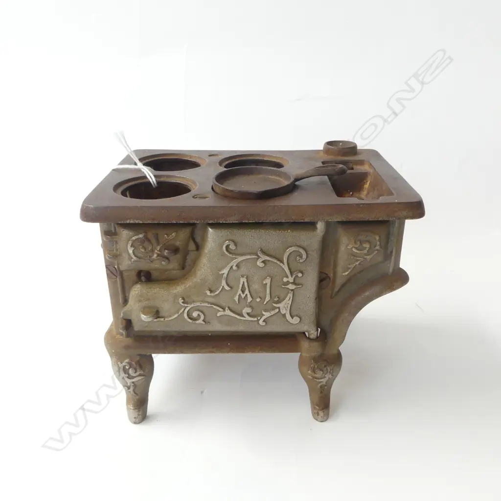 VICTORIAN CAST IRON CHILD’S CHARCOAL STOVE WITH SAUCEPAN, L.155MM H.120MM Image 1++