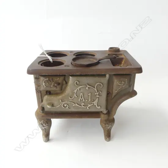 VICTORIAN CAST IRON CHILD’S CHARCOAL STOVE WITH SAUCEPAN, L.155MM H.120MM