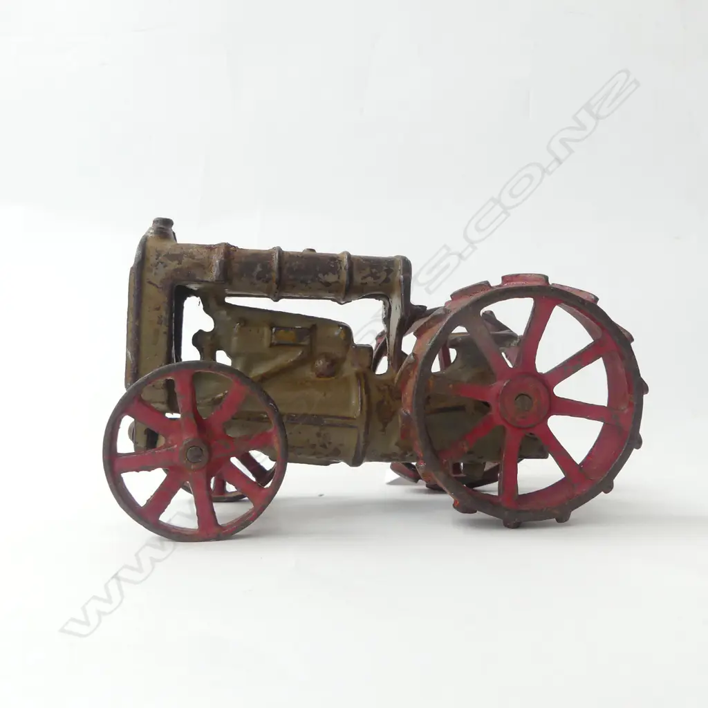ARCADE USA ‘FORDSON’ CAST IRON TRACTOR, L.140MM Image 1++