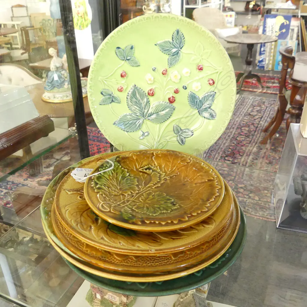 7 MAJOLICA PLATES 235mm dia Image 1++