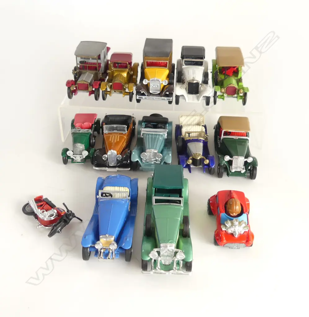 TRAY OF 14 UNBOXED MATCHBOX CARS ETC Image 1++