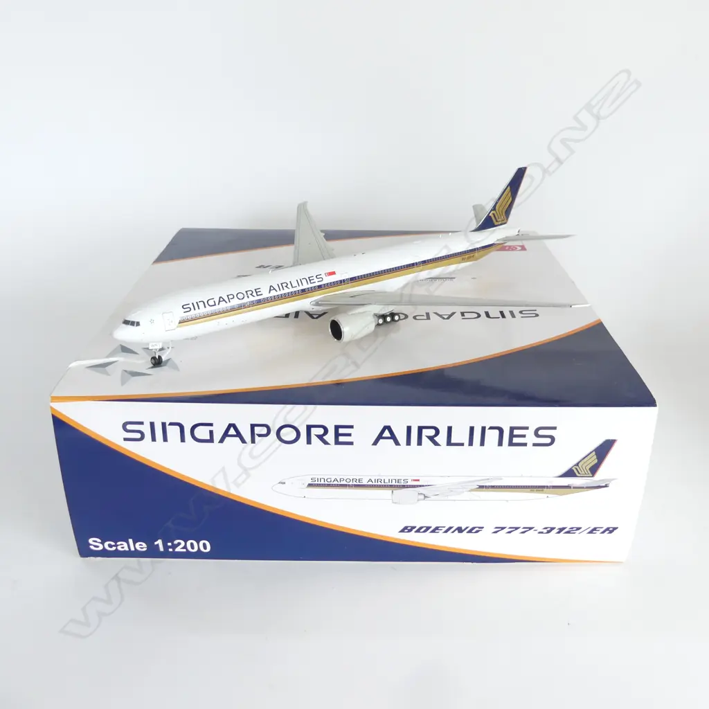 MINT & BOXED MODEL SINGAPORE BOEING 777-312ER L350 Image 1++