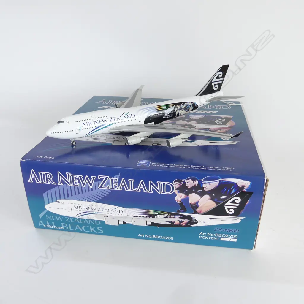 MINT & BOXED MODEL AIR NZ BOEING 747-400 SCALE 1:200 Image 1++