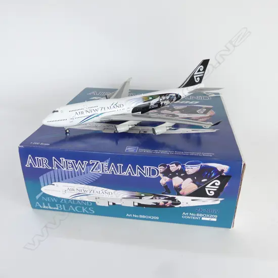 MINT & BOXED MODEL AIR NZ BOEING 747-400 SCALE 1:200