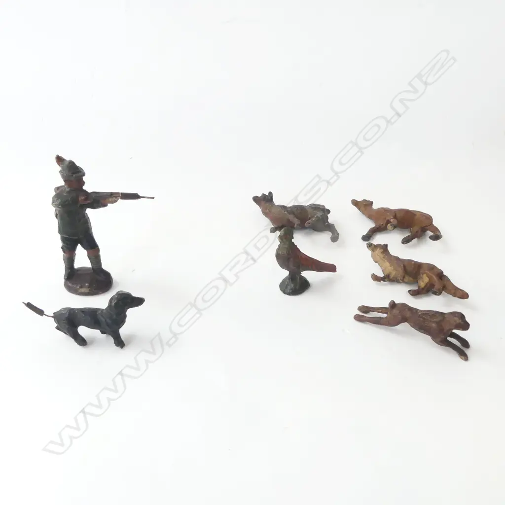 ANTIQUE TOYS - BAVARIAN HUNTSMAN WITH DOG AND PREY (BIRD, HARE, FOX, STAGS, DEER), L.100MM Image 1++