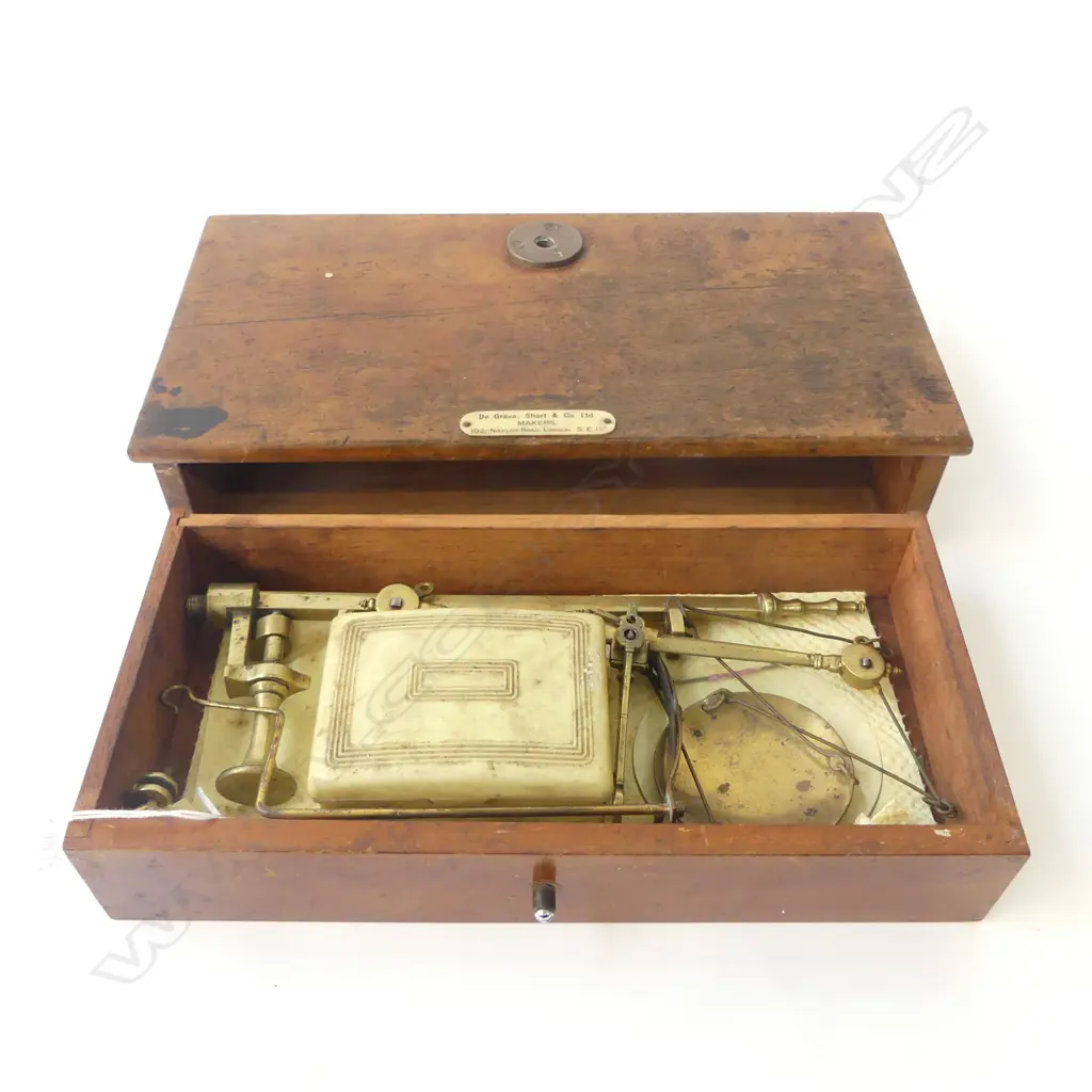 OLD WOODEN 'de GRAVE SHORT & CO LONDON' CHEMISTS SCALES, + WEIGHTS, L.295mm Image 1++