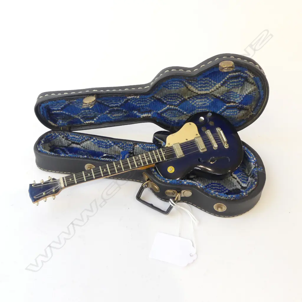 SMALL TOY GUITAR IN CASE L.230mm Image 1++