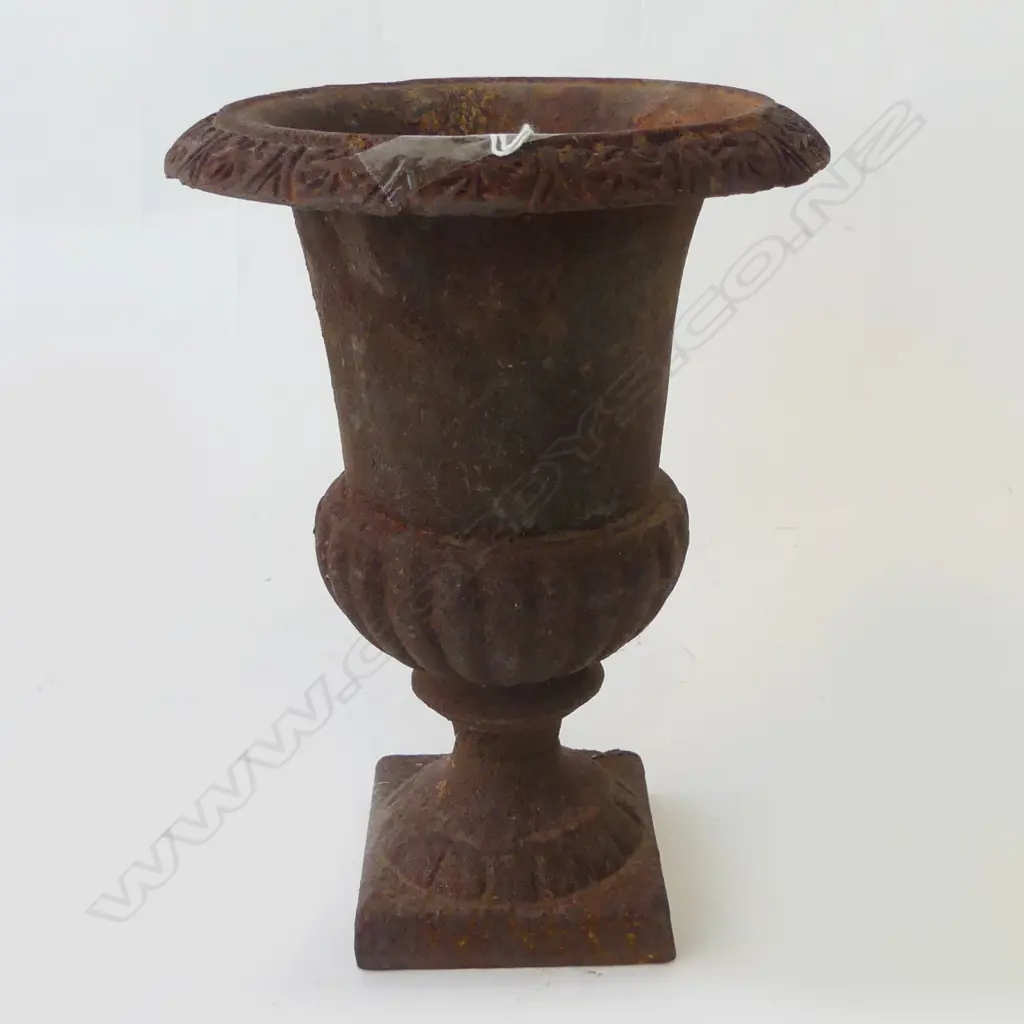 CAST IRON URN H.240mm Image 1++