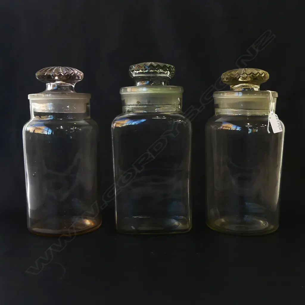 THREE ANTIQUE LIDDED GLASS LOLLY JARS, H.280MM Image 1++