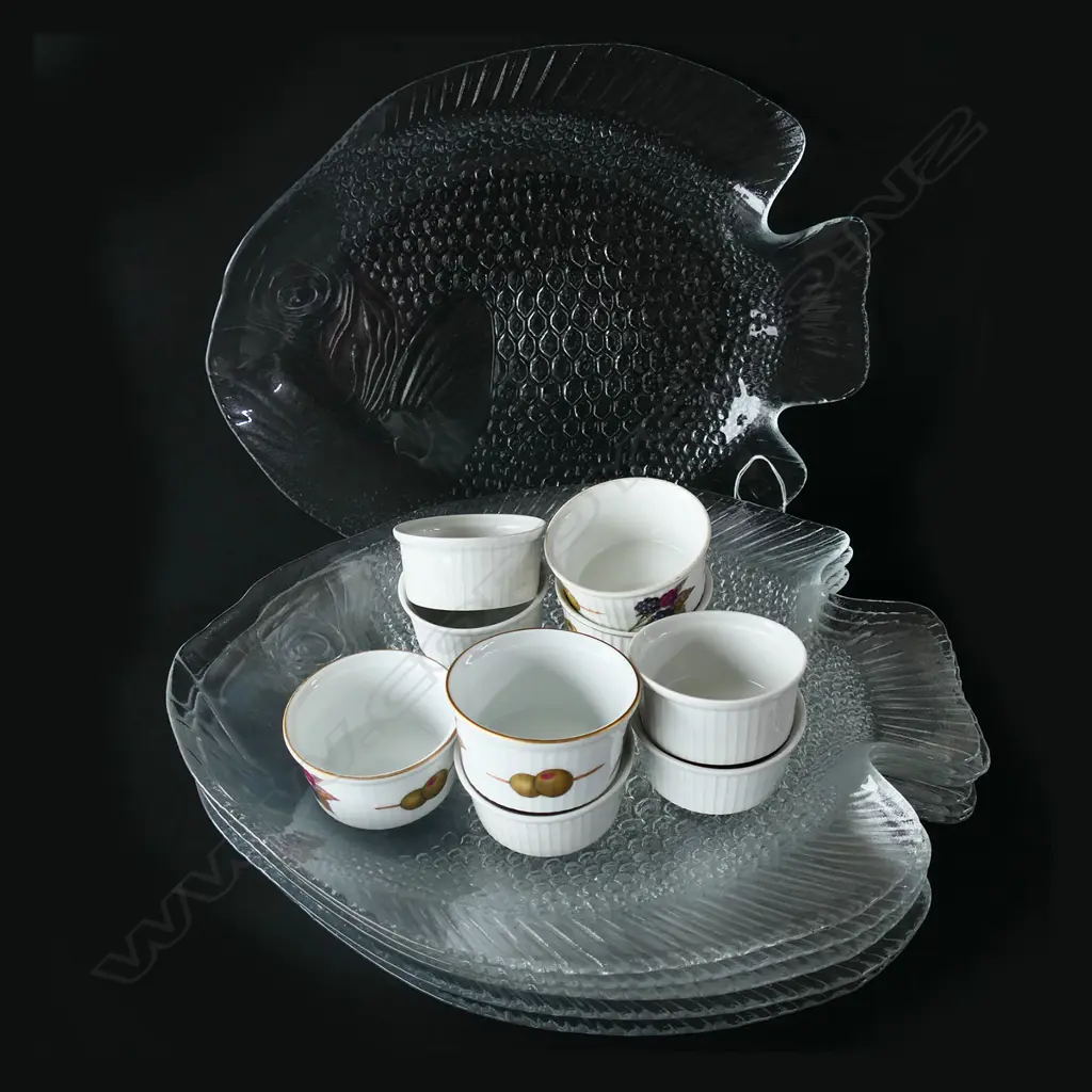 7 LARGE ARCROC GLASS MOLDED FISH PLATES + 9 RAMIKINS (4 WORCESTER) Image 1++