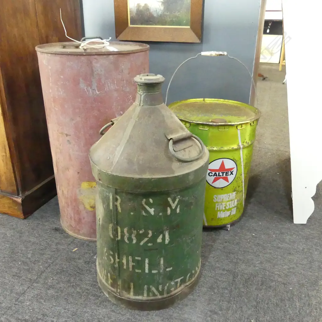 3 LG VINTAGE PETROL CANS H.570mm Image 1++