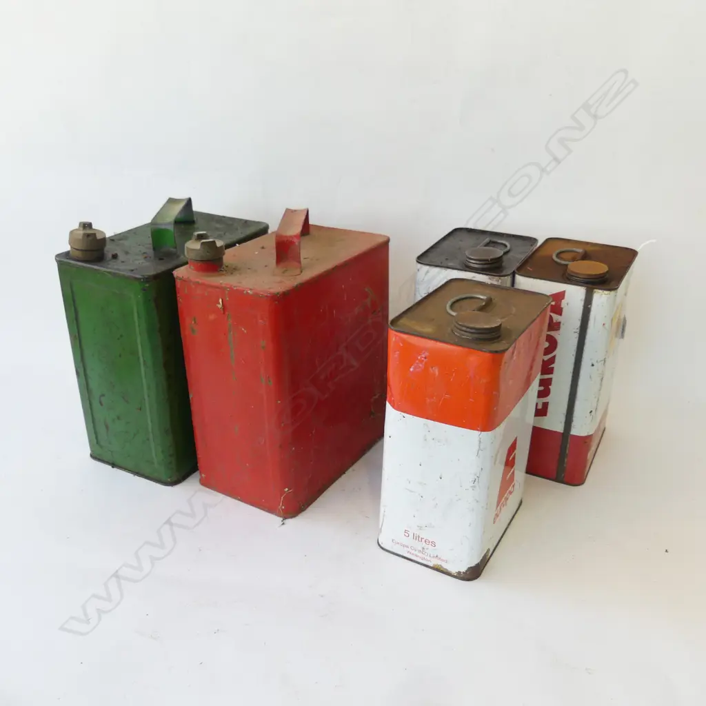 5 VINTAGE PETROL CANS; 2 CASTROL, 3 EUROPA H.350mm Image 1++