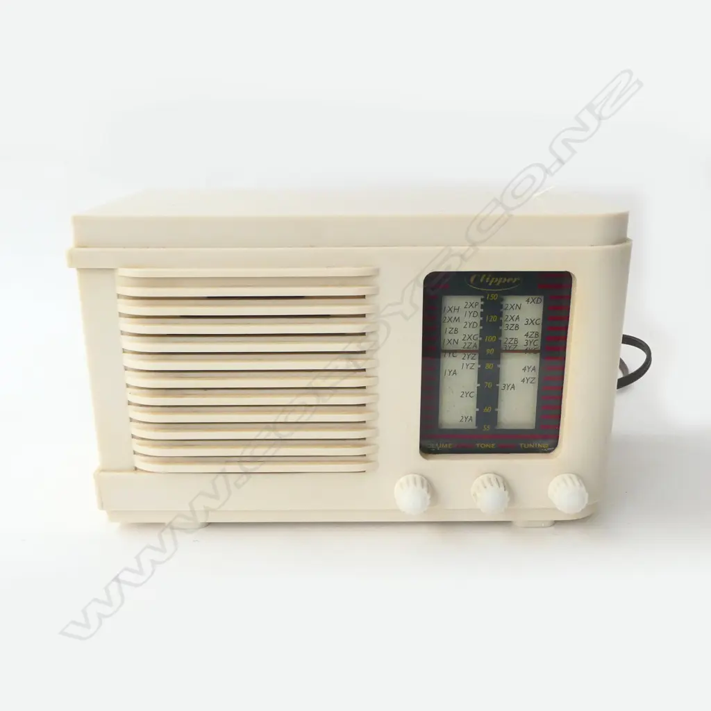 WHITE BAKELITE CLIPPER RADIO, LIGHTS UP BUT NO SOUND, L.280mm Image 1++