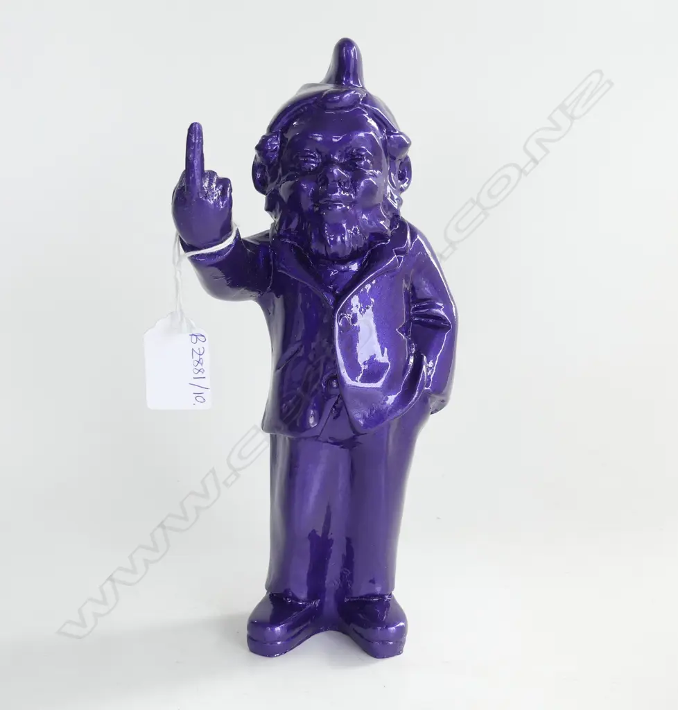 PURPLE RESIN GNOME PULLING THE FINGER H.250mm Image 1++