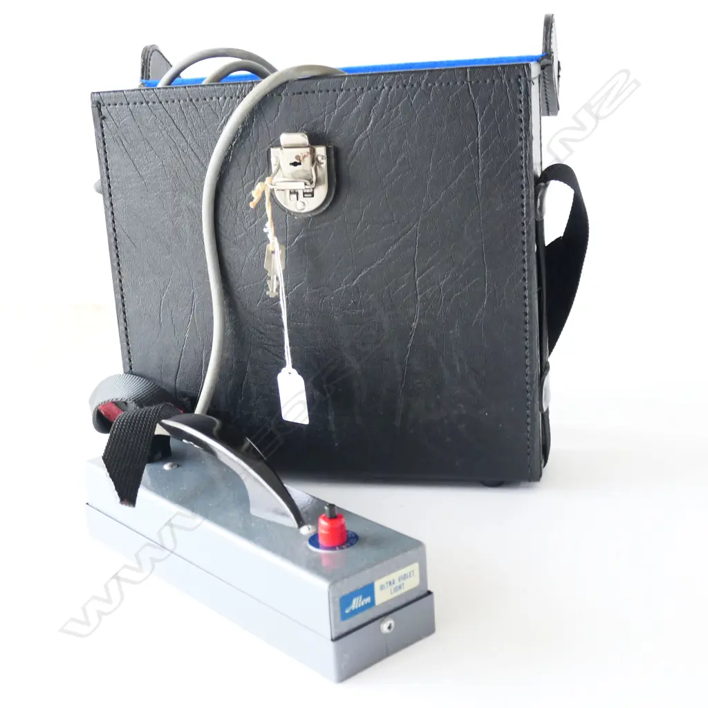 CASED UV LIGHT BY P W ALLEN & CO LONDON,  used to test restoration on artworks etc, NOT TESTED Image 1++