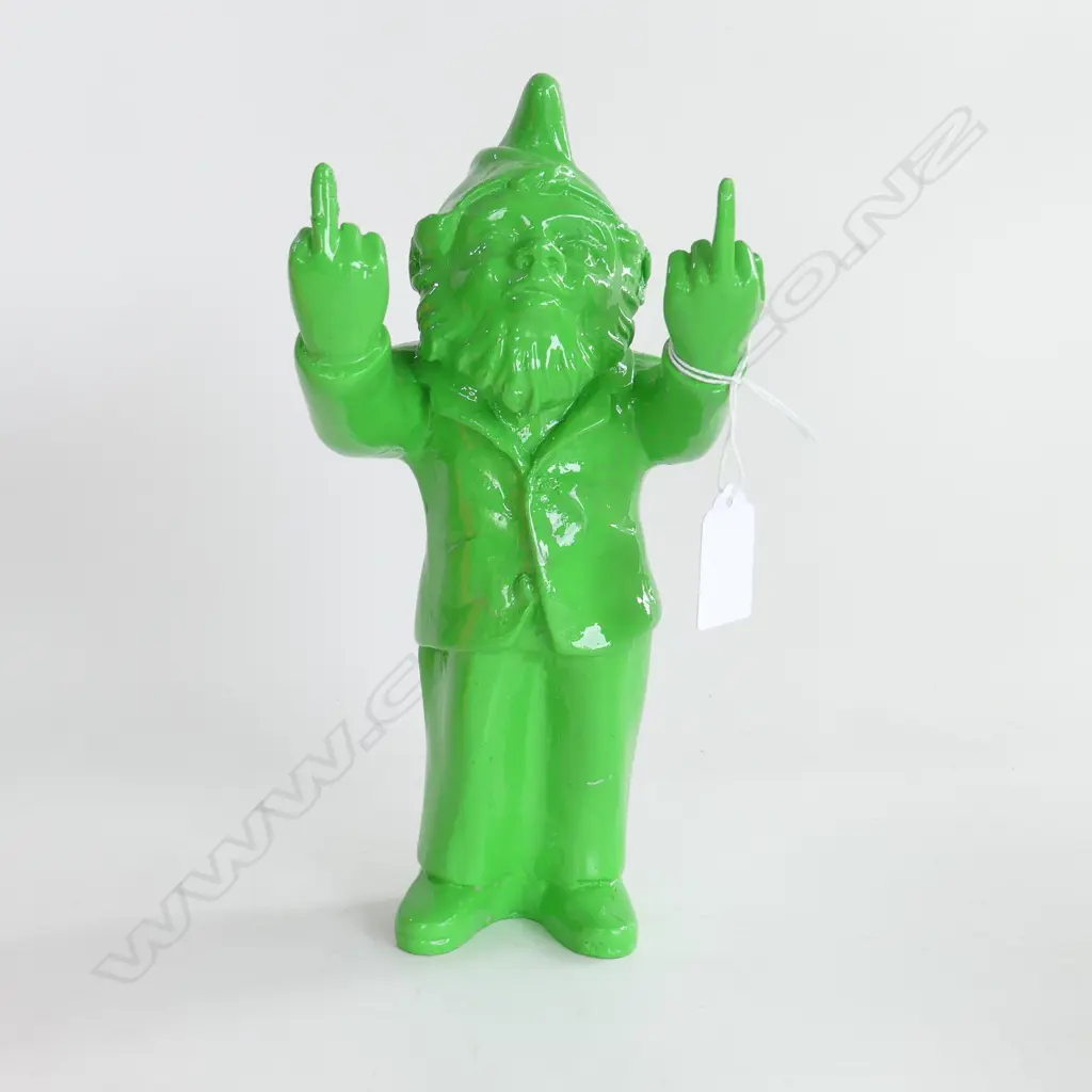 GREEN RESIN GNOME PULLING BOTH FINGERS H.250mm Image 1++