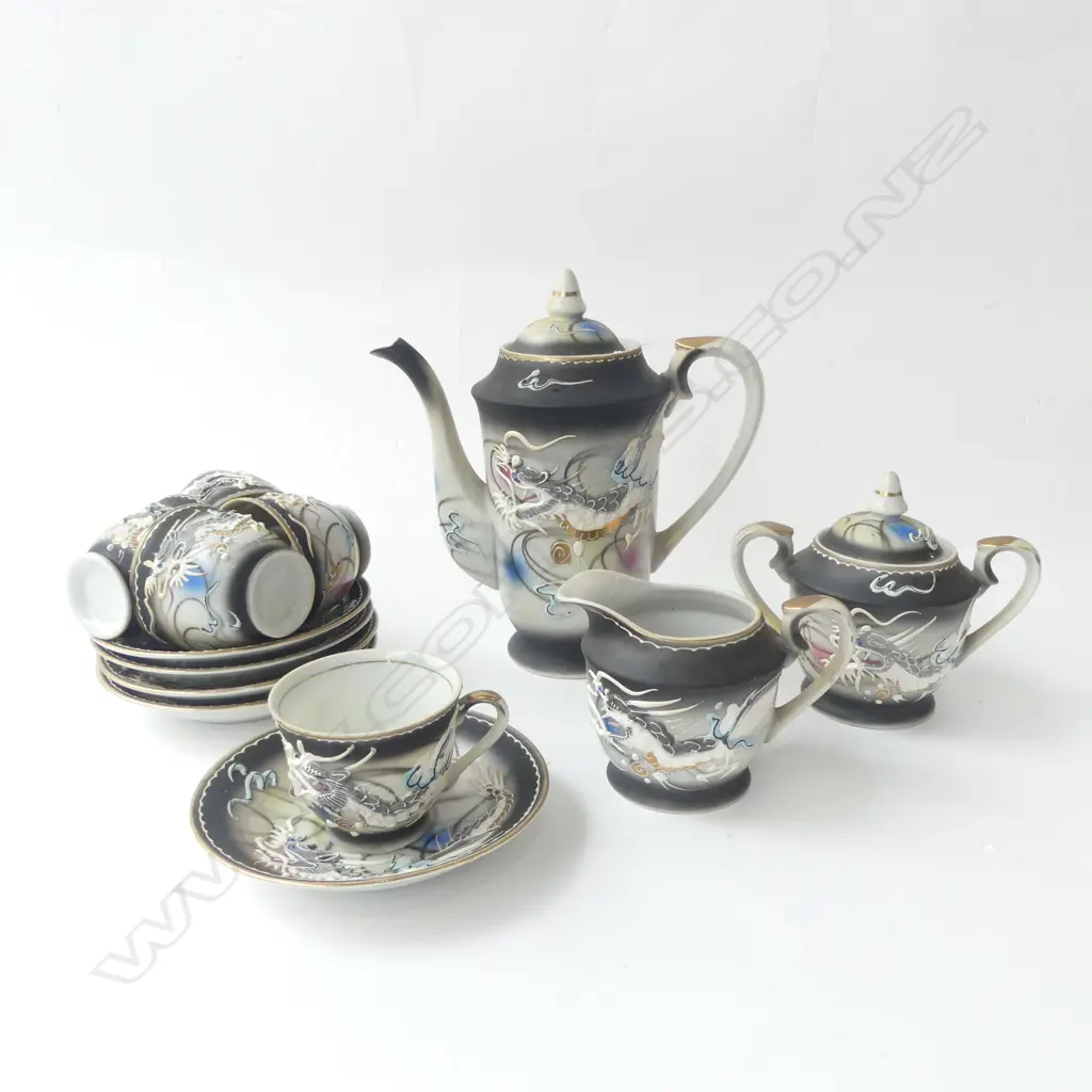JAPANESE DRAGON TEA SET HEAVILY DECORATED COFFEE POT, SUGAR BOWL, MILK JUG, 5 CUPS & 5 SAUCERS, H.185MM Image 1++