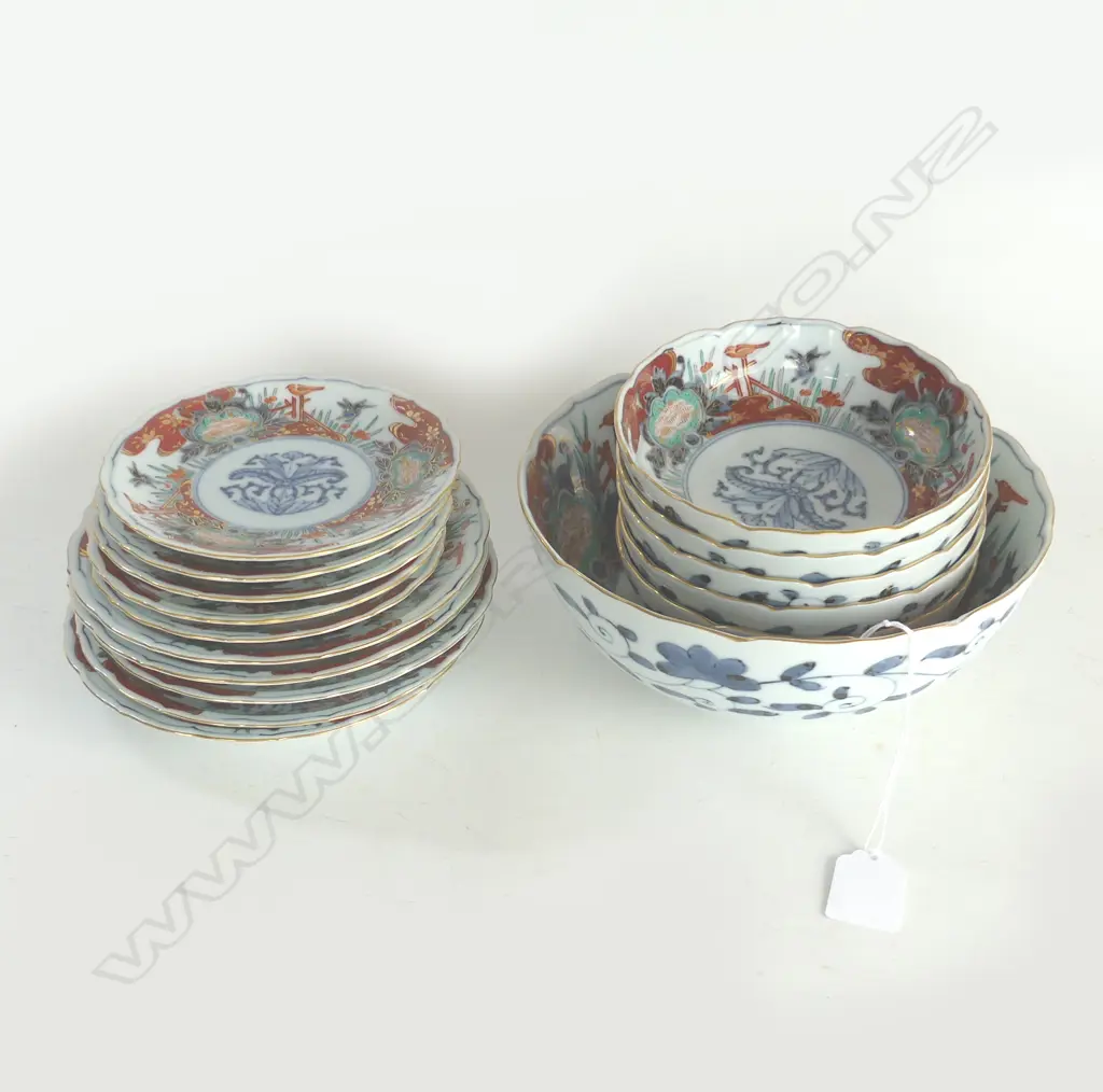 16 PCE JAPANESE CHINA SET; 10 SMALL PLATES, 5 BOWLS, LARGER BOWL Image 1++