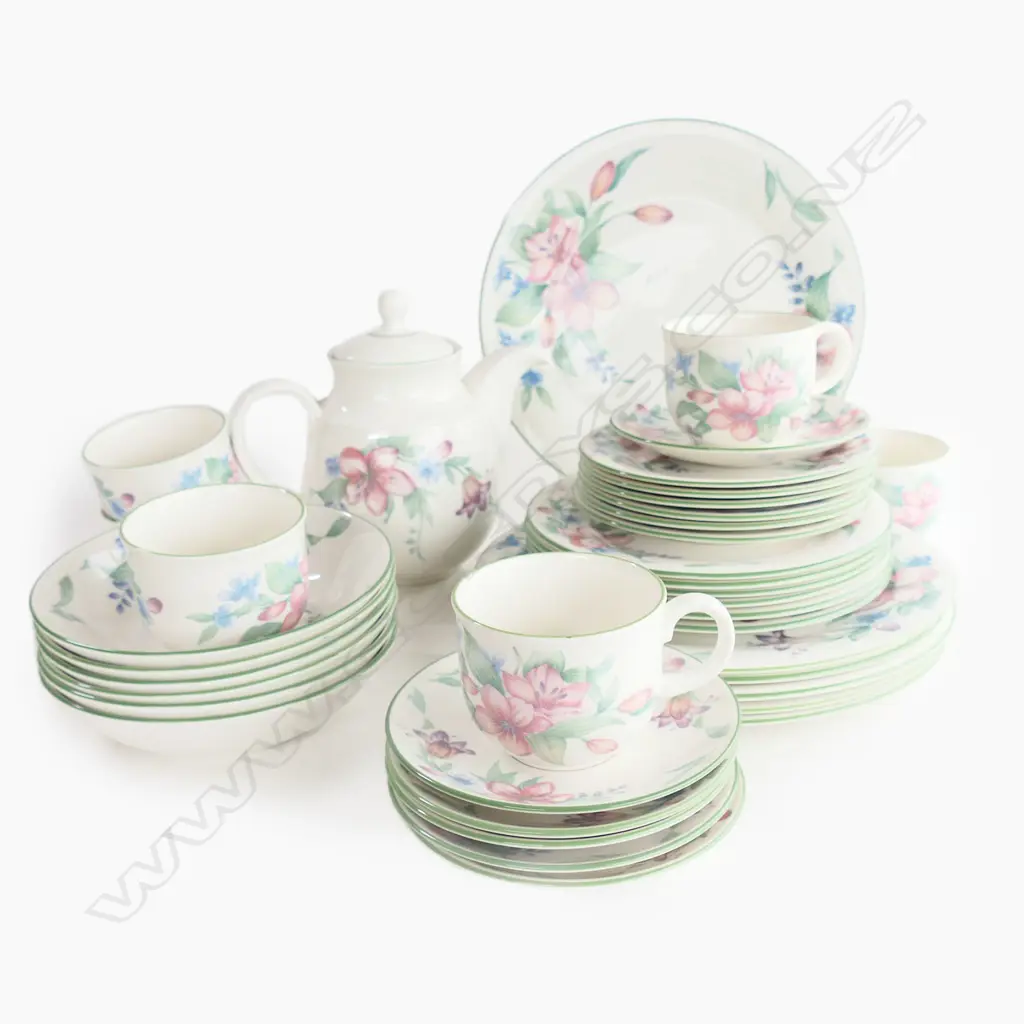 37 PCE 6 PLACE ROYAL DOULTON 'CARMEL' DINNER SERVICE Image 1++